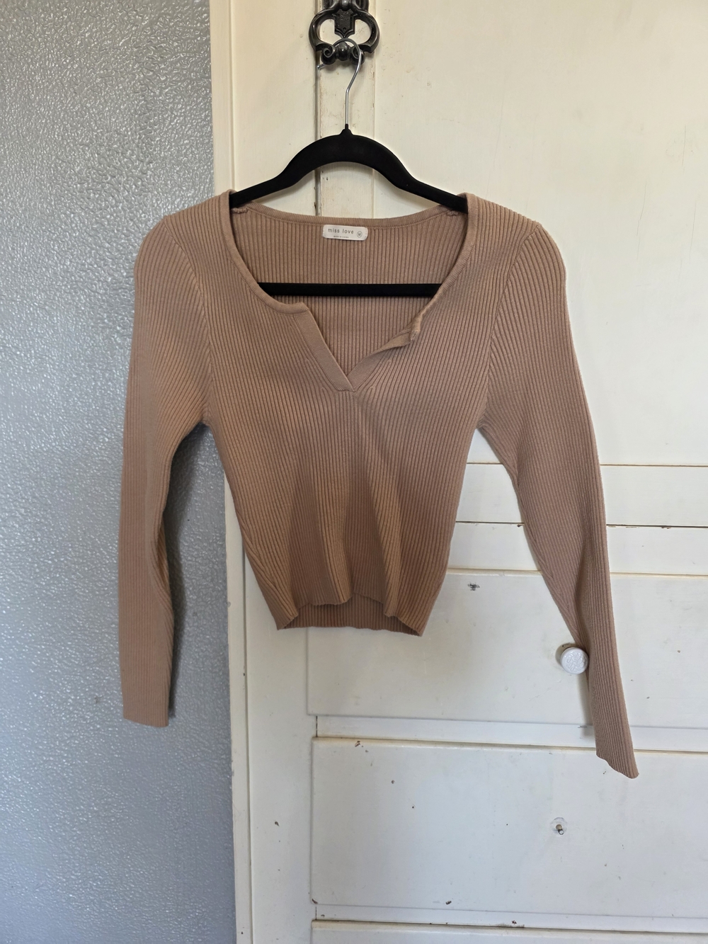Ribbed V-Neck Slim Pullover in Taupe